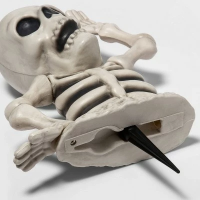 Waving Skeleton Groundbreaker Halloween Decorative Prop - Hyde & EEK! Boutique™ 5 Waving Skeleton Groundbreaker Halloween Decorative Prop - Hyde & EEK! Boutique™ - Image 3
